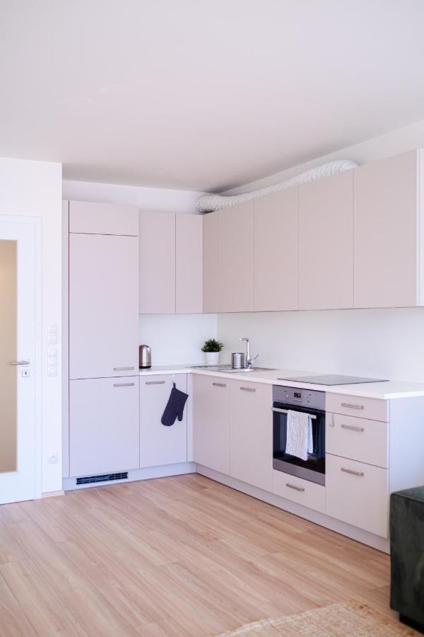 Newly Built Apartment In Vibrant Neighbourhood Прага Экстерьер фото