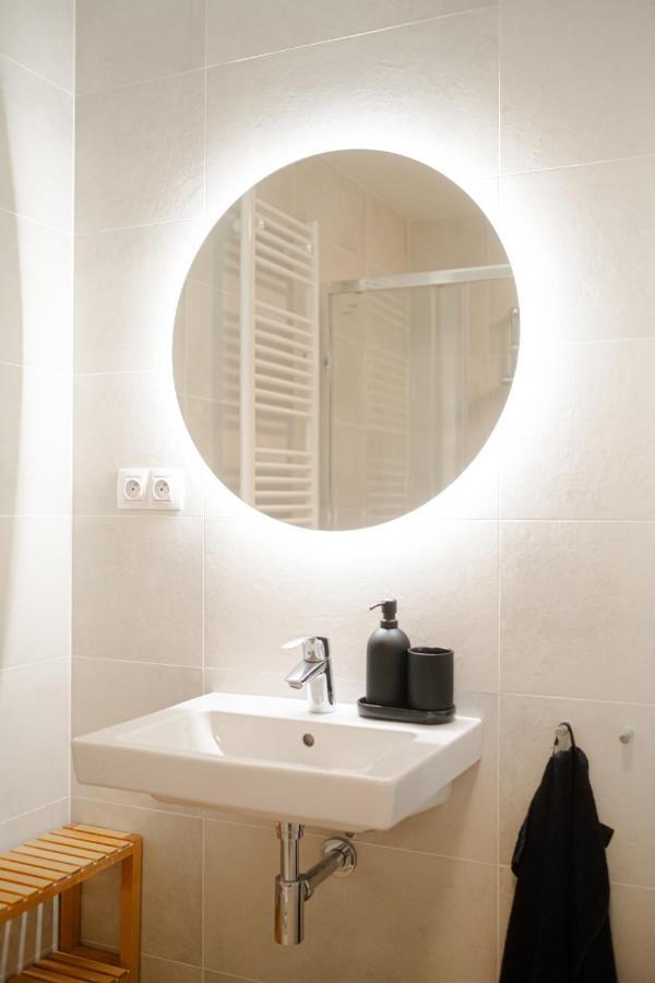 Newly Built Apartment In Vibrant Neighbourhood Прага Экстерьер фото